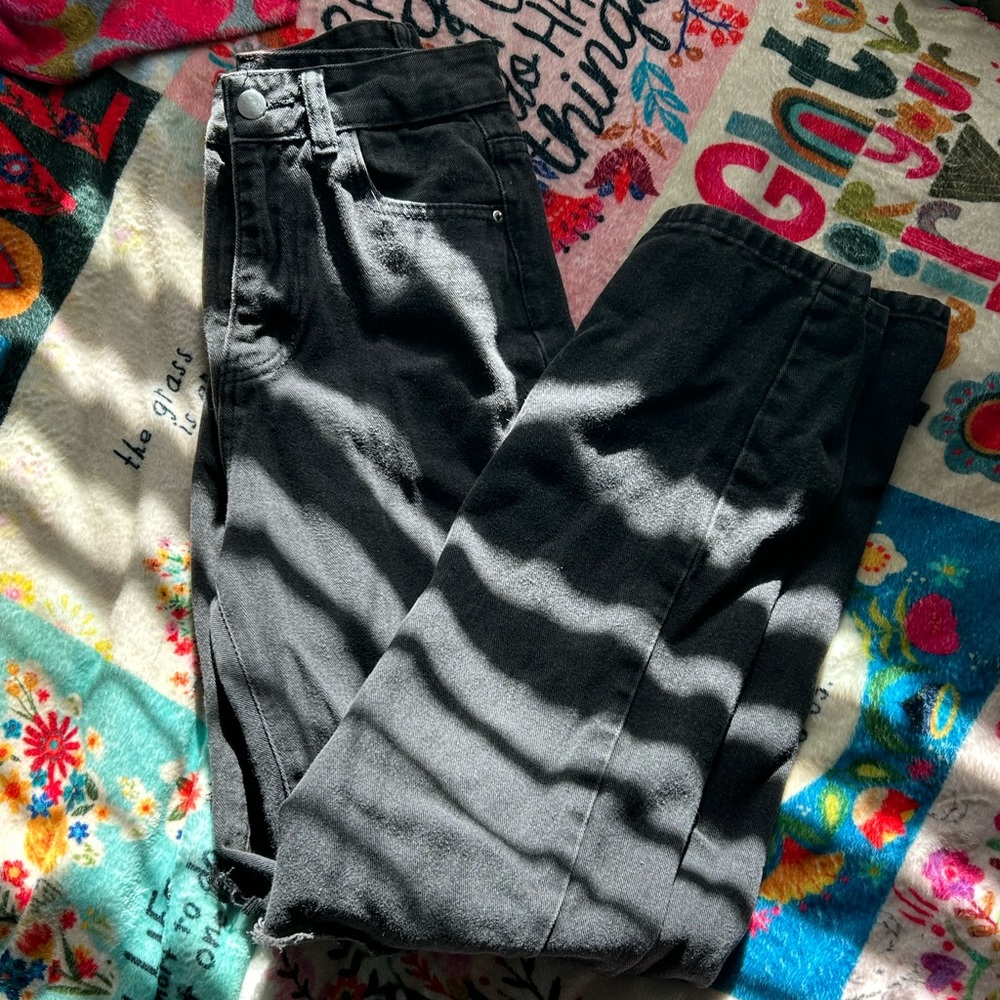 🖤SUPER CUTE BLACK RIPPED JEANS🖤